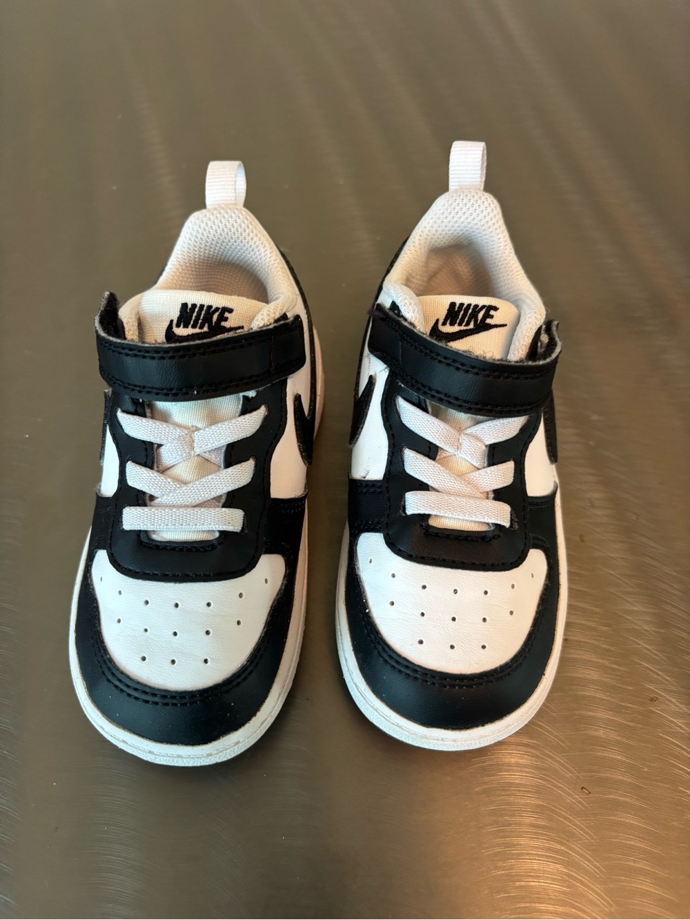 Nike Kids Black and White Low-Top Sneakers with Hook-and-Loop Strap